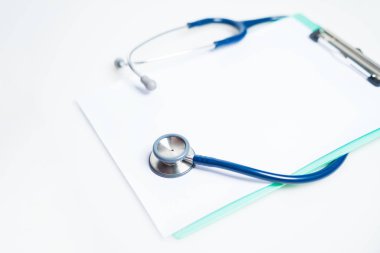 Steteskop ve beyaz arka plan üzerinde izole Pano. Tıbbi muayene kavramı.