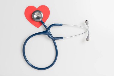 Üstten görünüm mavi stetoskop beyaz arka plan üzerinde. Onay için kalp veya sağlık kontrol kavramı