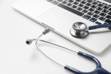 Stetoskop dizüstü, sağlık ve tıp veya bilgisayar virüsten koruma koruma ve tamir bakım hizmeti kavramı