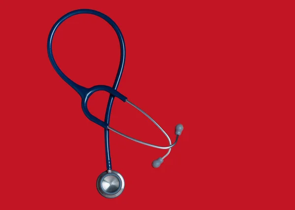 Bovenaanzicht Blauwe Stethoscoop Rode Achtergrond Voor Selectievakje Hart Gezondheid Check — Stockfoto