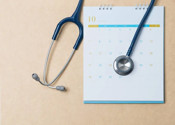 Stethoscoop Een Kalender Doctor Benoeming Service Het Ziekenhuis — Stockfoto