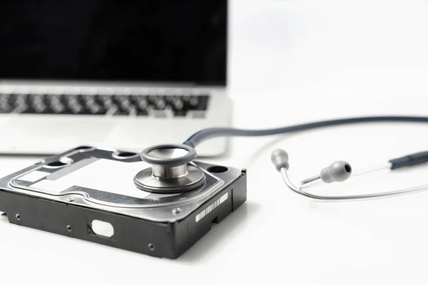 听诊器和硬盘驱动器的白色背景 计算机硬件诊断与修复概念 — 图库照片