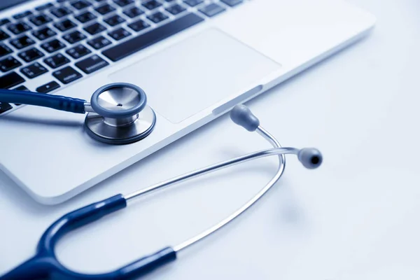 Stethoscoop Laptop Gezondheidszorg Geneeskunde Computer Antivirus Bescherming Reparatie Onderhoud Dienstverleningsconcept — Stockfoto