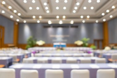 İş toplantısı ve sunum işinde söz konferans salonu, Toplantı ve konferans salonundaki bulanıklık ve de-odak