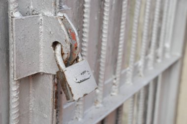 Kapıda eski kilit var. Eski bir çiftlik evinin kapısına kilit vurun. Gerçek köy tarzı. Yakın plan. Kilide odaklan