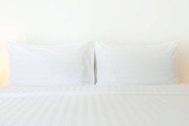 Otel odasındaki beyaz çarşafları ve yastığı kapat.