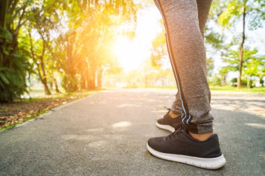 Arka plan, Runner ayak ayakkabı üzerinde yol closeup sunrise, Fitness ve egzersiz sağlık kavramı, yolda çalışan spor kadın çalışan spor.