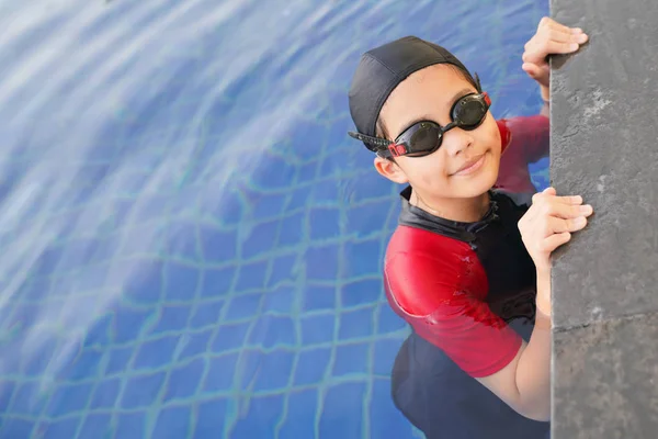 スイミングプールで幸せな子供たち 屋外で遊んでいる面白い子供たち 夏休みのコンセプト — ストック写真