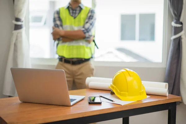 Man Aan Het Werk Met Laptop Blauwdrukken Architect Ingenieur Inspectie — Stockfoto