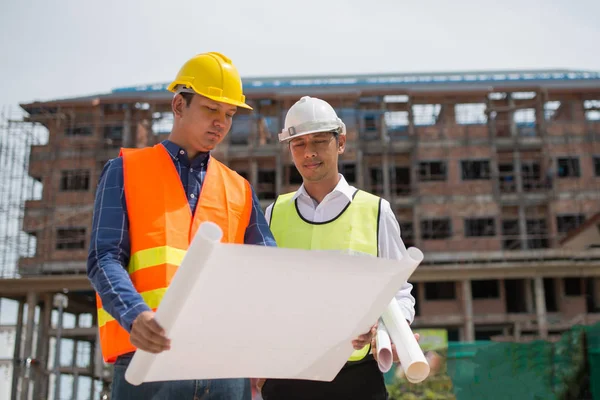 Discussão Engenheiros Construção Com Arquitetos Canteiro Obras Canteiro Obras Prédio — Fotografia de Stock