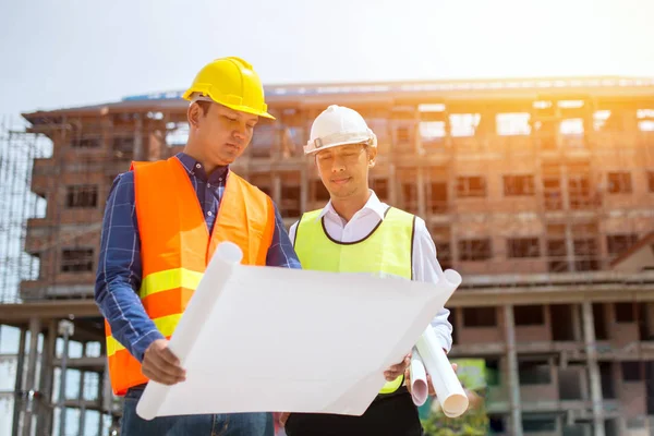 Discussão Engenheiros Construção Com Arquitetos Canteiro Obras Canteiro Obras Arranha — Fotografia de Stock