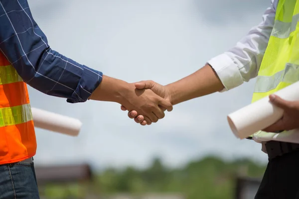 Knappe Bouwvakkers Beschermende Helmen Vesten Zijn Handen Schudden Terwijl Werkt — Stockfoto