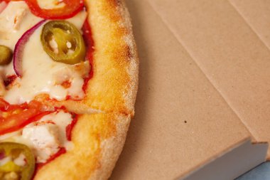 Pizza karton teslim kutusundaki.