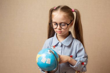 Dünya küçük kız. Eğitim kavramı