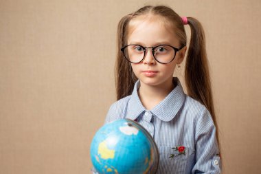 Küre ile sevimli küçük kız.