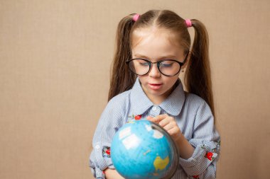 sevimli küçük kız sarılma küre. Dünya kavramı kaydetmek.