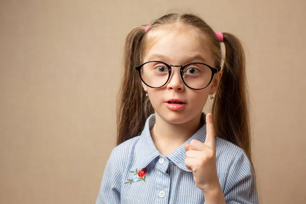Pensar que una niña con gafas tiene una idea — Foto de Stock