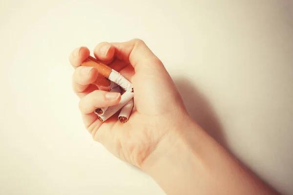 Mão Perto Esmagando Uma Pilha Cigarros Mão Irritada Partir Tabaco — Fotografia de Stock