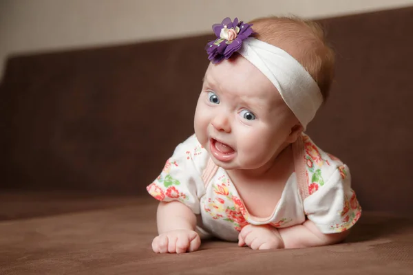 Ljust porträtt av bedårande baby — Stockfoto