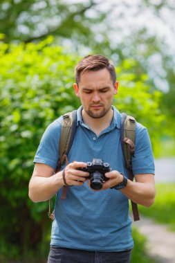 Genç çocuk parkta kamera alır