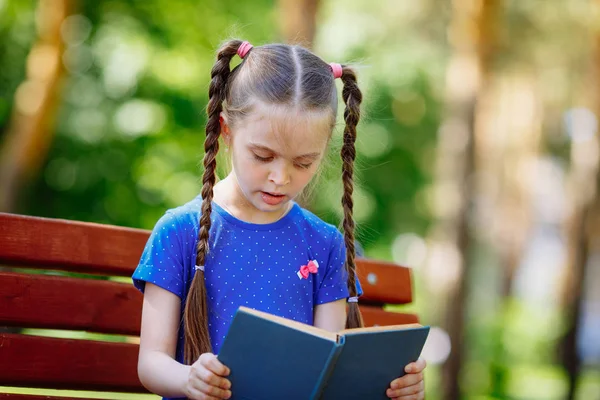 Портрет Милой Задумчивой Маленькой Девочки Сидящей Деревянной Скамейке Открытой Книгой — стоковое фото
