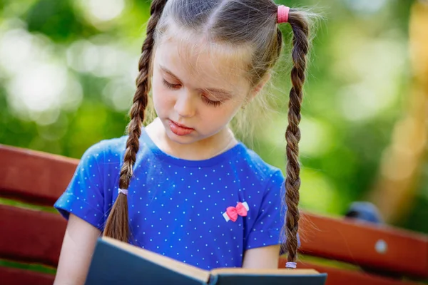 Retrato Aire Libre Una Linda Niña Leyendo Libro — Foto de Stock