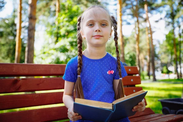 Schattig Meisje Zit Een Bankje Het Lezen Van Een Boek — Stockfoto