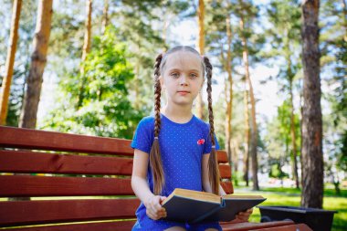 Gri arka plan üzerinde izole sigara kırma el. Dünya Hayır Tütün günü istifa kavramı.