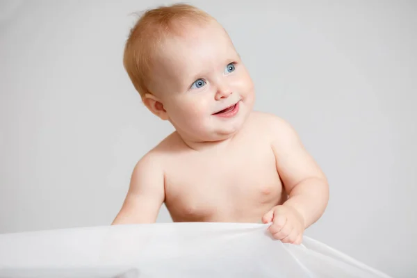 Schattig babymeisje in witte zonnige slaapkamer. Pasgeboren kind ontspannen in bed. — Stockfoto