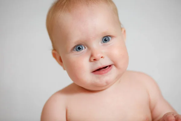 Ljust porträtt av bedårande baby — Stockfoto
