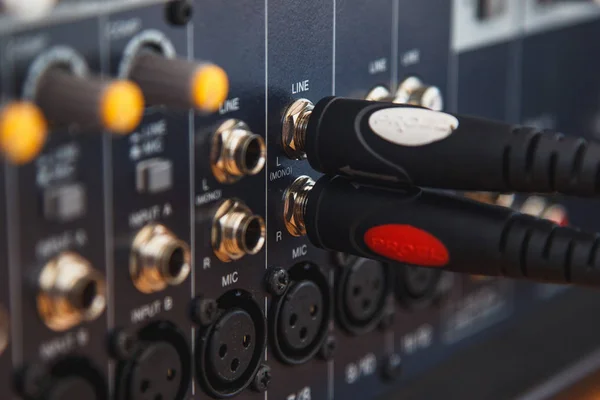 Jack ile Pa sistemi üzerinde giriş soketleri takın 