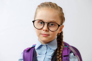 Gözlük takan akıllı genç liseli kız 