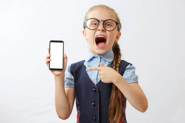 Liseli kız boş beyaz telefon ekran gösteriliyor. Yukarı alay