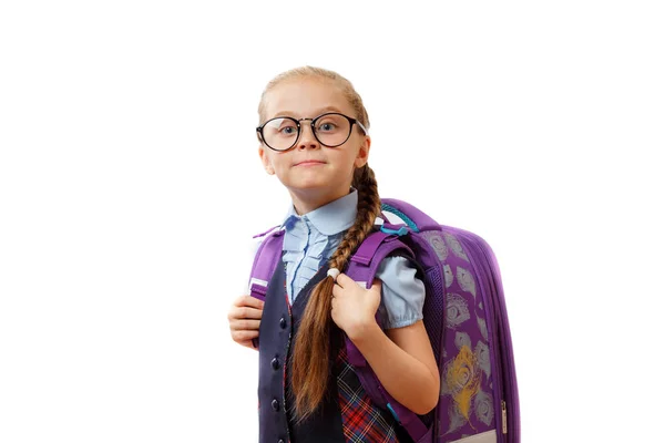 Divertido adorable niña con gafas con bolsa de la escuela —  Fotos de Stock