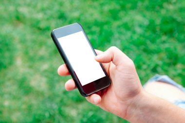 Smartphone ile boş ekran açık havada, closeup kullanan adam. Tasarım için alay