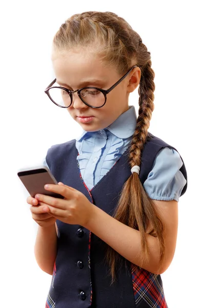 Educación, adicción al teléfono, tecnología, internet, redes sociales, concepto pre-adolescentes. Encantadora colegiala en traje de moda escribiendo, leyendo, escribiendo en su pda, sonriente y alegre — Foto de Stock