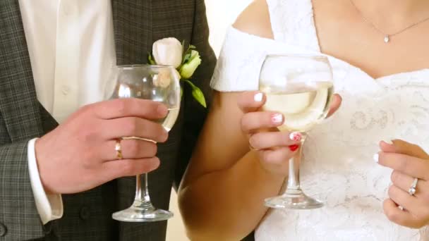 Два бокала с шампанским в руках — стоковое видео