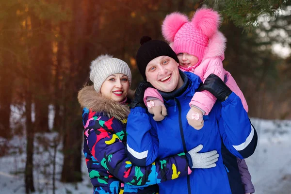 Familia feliz, pareja joven y su hija pasar tiempo al aire libre en invierno — Foto de Stock