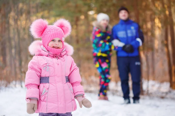 Famille heureuse, jeune couple et leur fille passent du temps en plein air en hiver — Photo