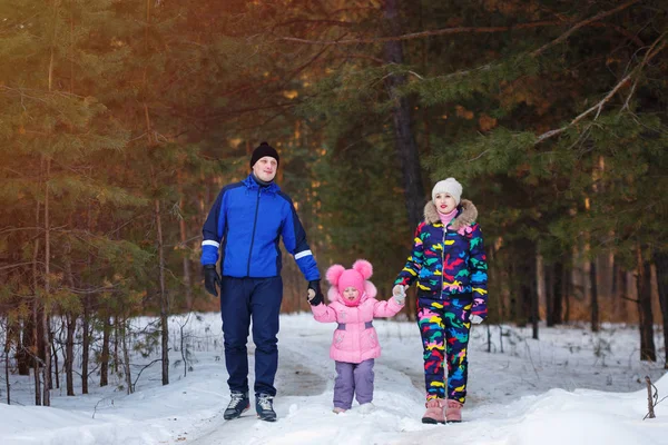 Famille heureuse, jeune couple et leur fille passent du temps en plein air en hiver — Photo