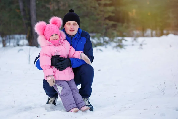 Père et fille se reposant dans la forêt d'hiver — Photo