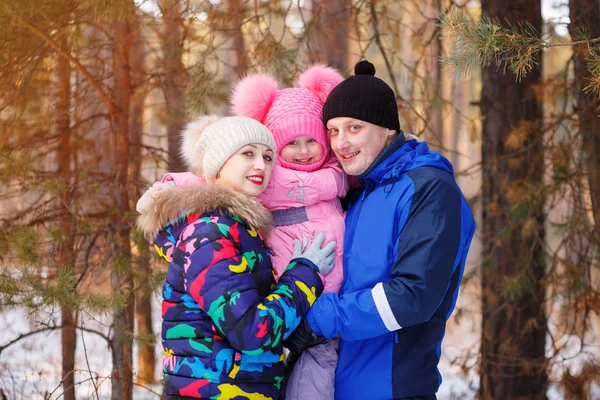 Famille heureuse dans la forêt d'hiver. passer du temps en plein air en hiver — Photo