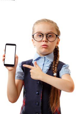 Gözlüklü kız liseli Smartphone-e doğru el ve nokta bir hareketi ile telefonun ellerini tutar. elinde tutan boş beyaz ekran ile siyah cep telefonu