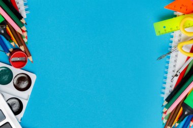 Mavi arka planda okul malzemeleri