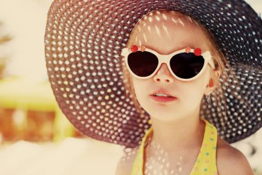 sevimli küçük kız moda şapkalı. bir çocuk portresi. tonda