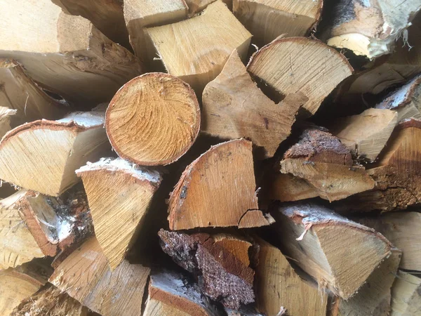 Montón de madera de fuego picada preparada para el invierno — Foto de Stock