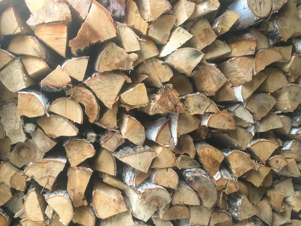 Hromadu sekané palivového dřeva připravené na zimu, dřevo textury. — Stock fotografie