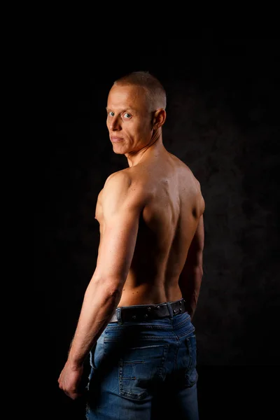 Knappe Gespierde Jongeman Shirtless Het Dragen Van Jeans Donkere Achtergrond — Stockfoto