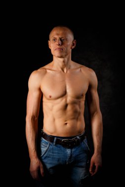 yakışıklı ve kaslı adam koyu arka plan