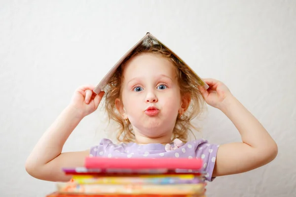 Pequeña chica divertida con Libros. Concepto de educación —  Fotos de Stock